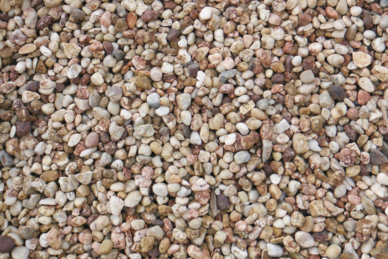 Western Red 20mm washed pebbles