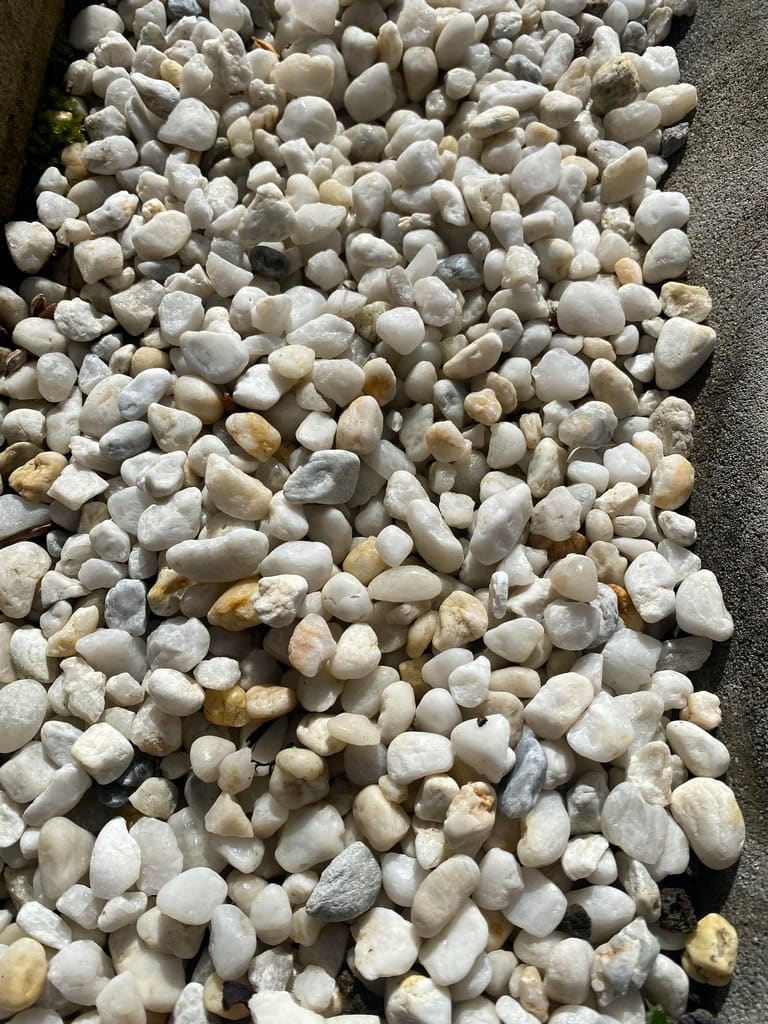 White Quartz 10mm pebbles close-up