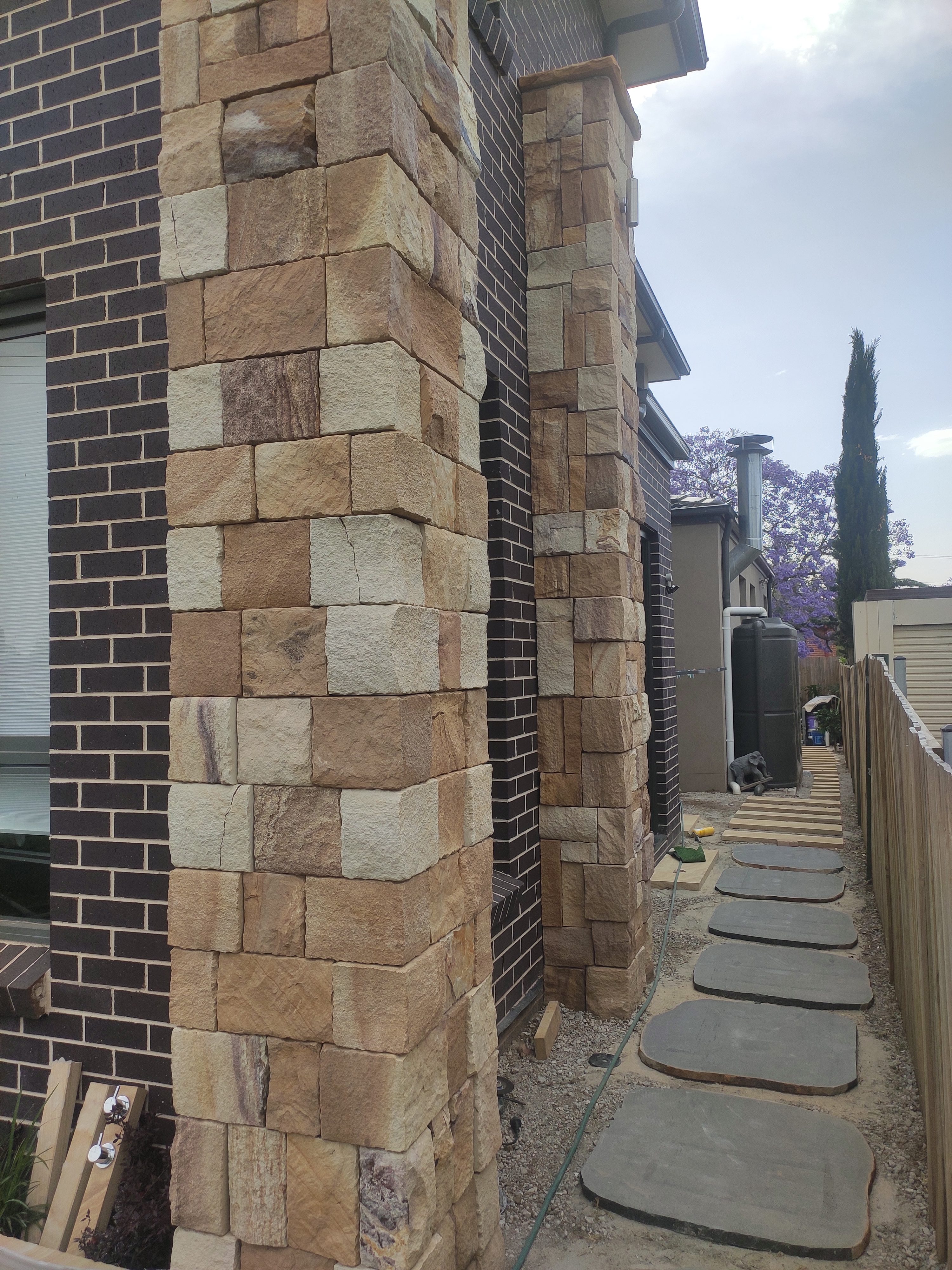 Colonial Ranch sandstone cladding with bluestone steppers