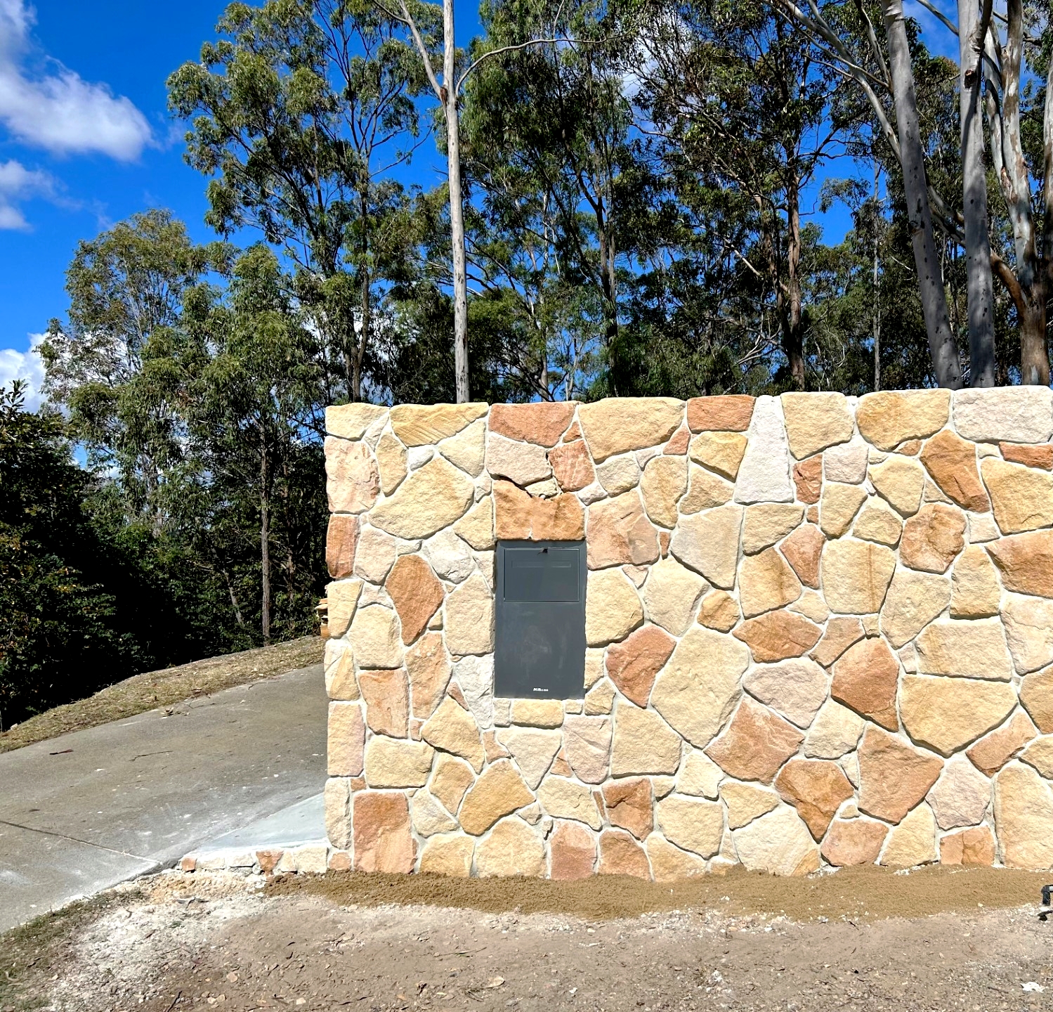 Banded irregular cladding stone style project