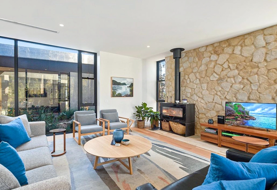 Banded irregular walling interior fireplace feature