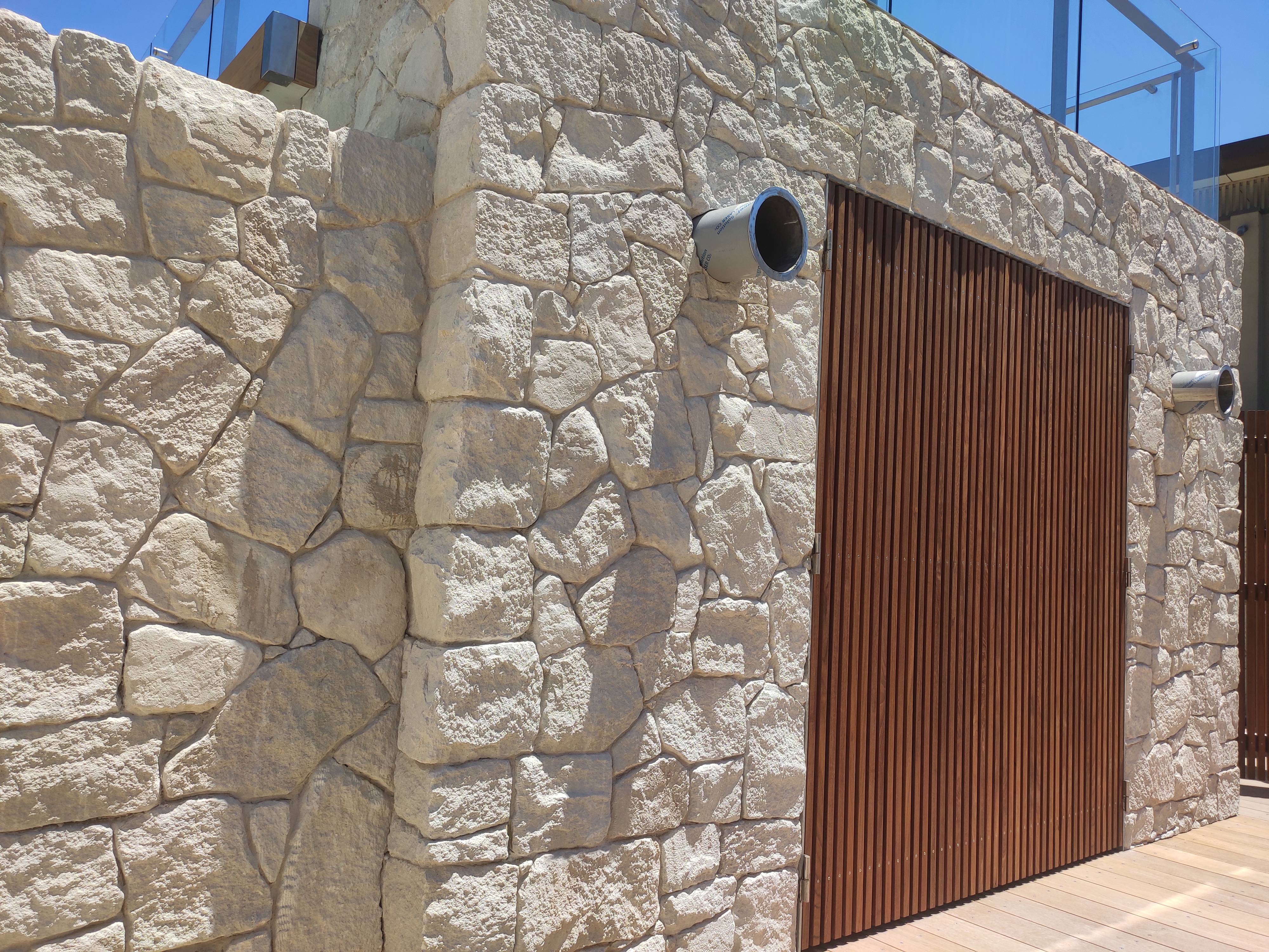 Foster white irregular walling stone detail