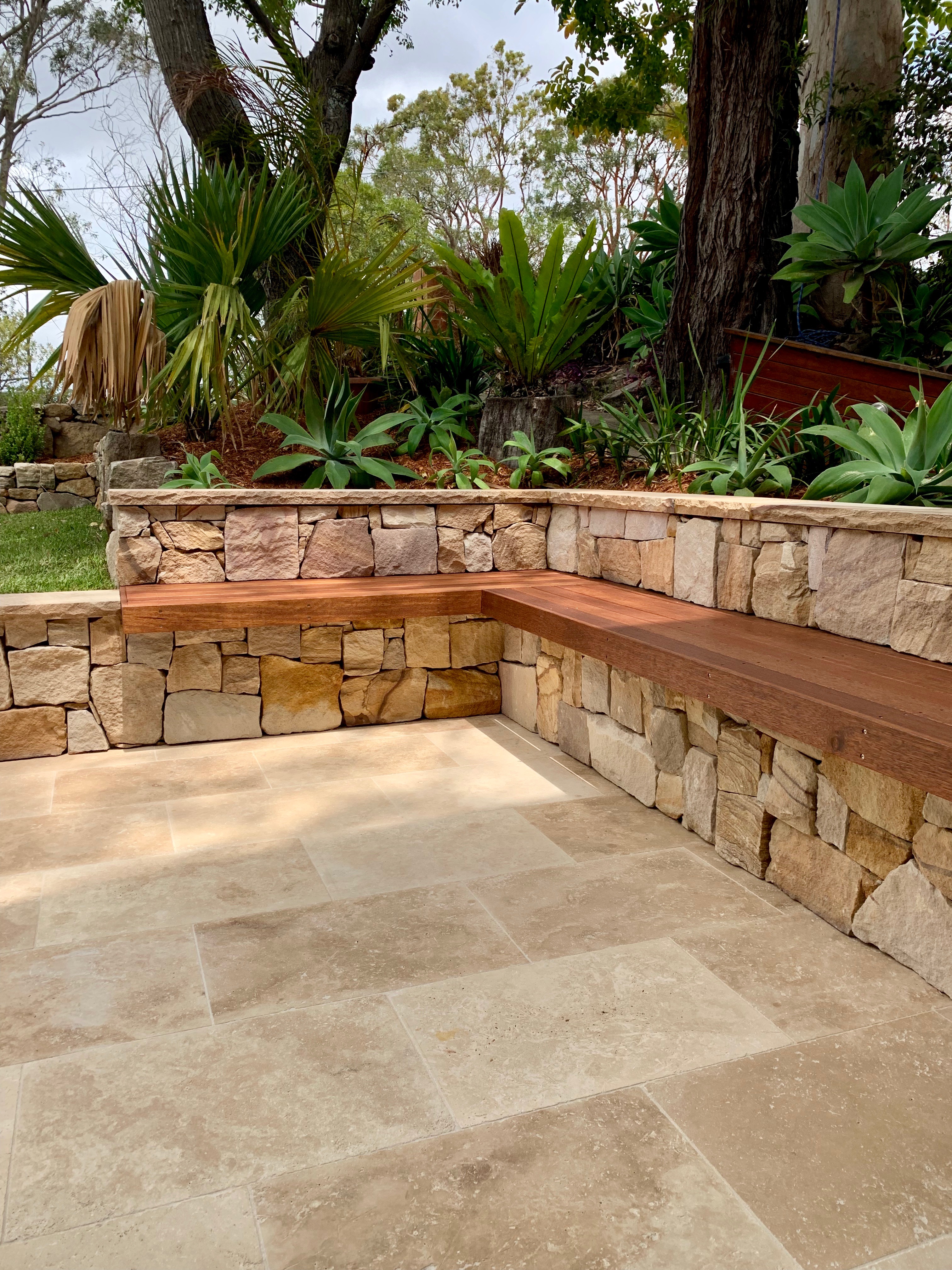 Ranch irregular walling with travertine paver entry