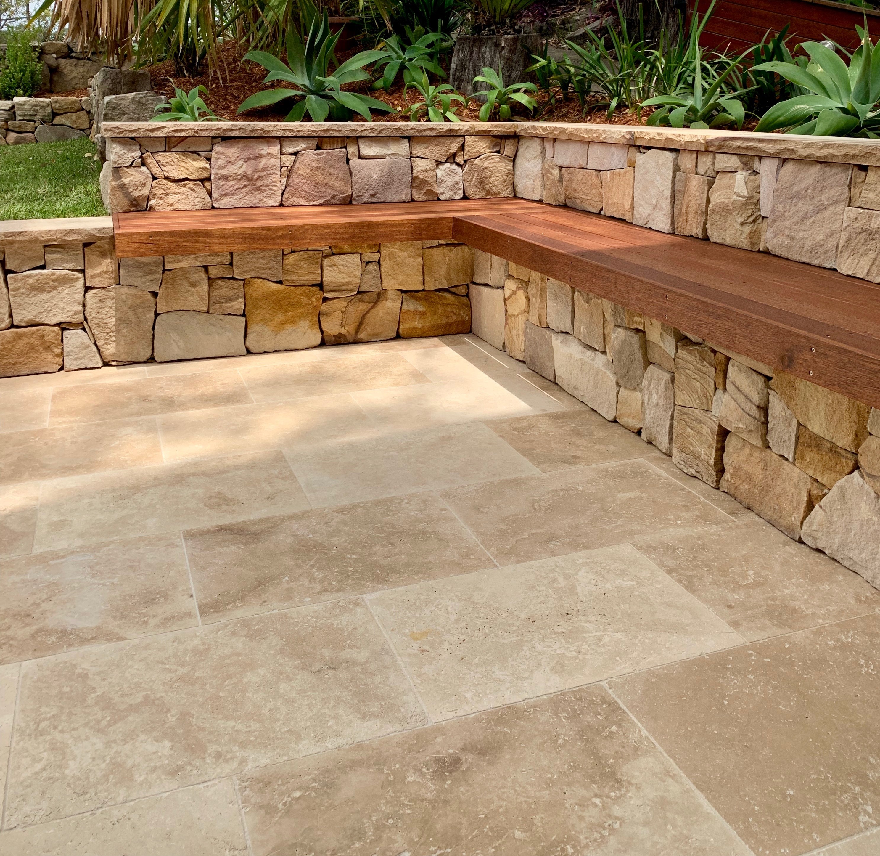 Ranch irregular walling with travertine paver