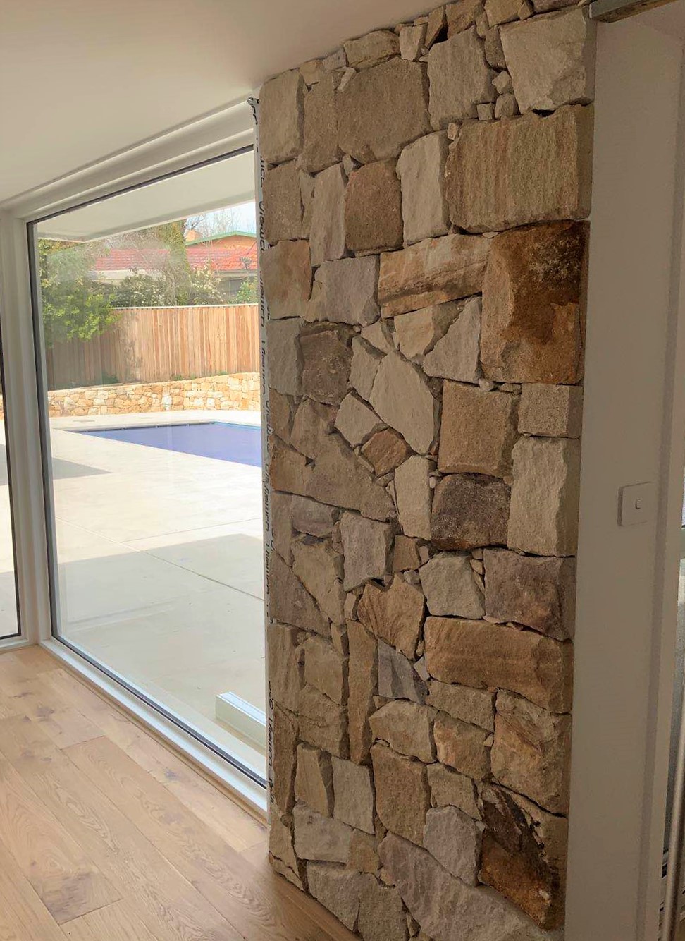 Ranch irregular walling natural stone