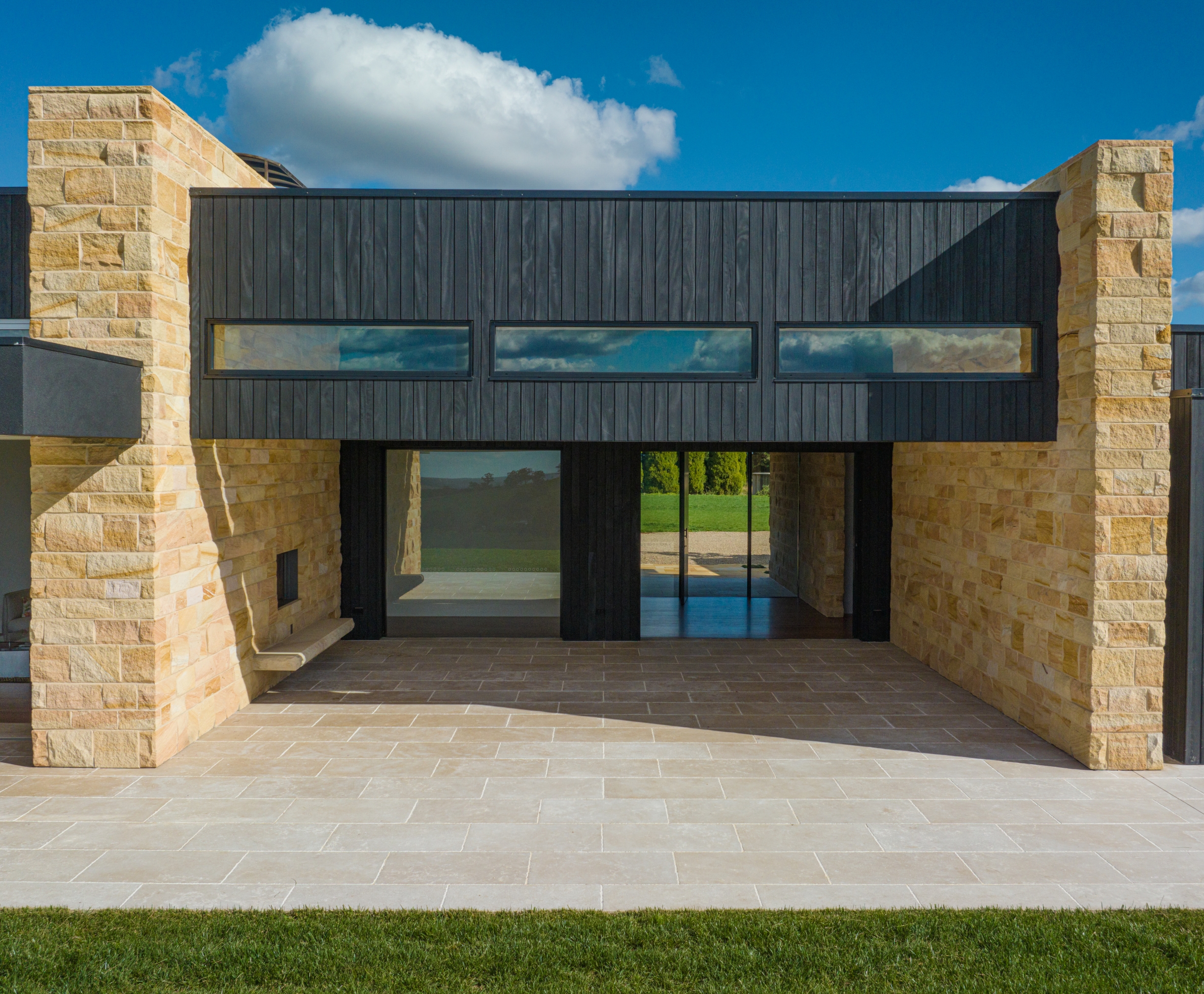 Kirra Banded sandstone walls with limestone flooring