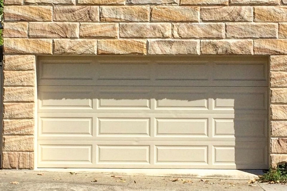 Rockfaced Banded sandstone garage wall cladding