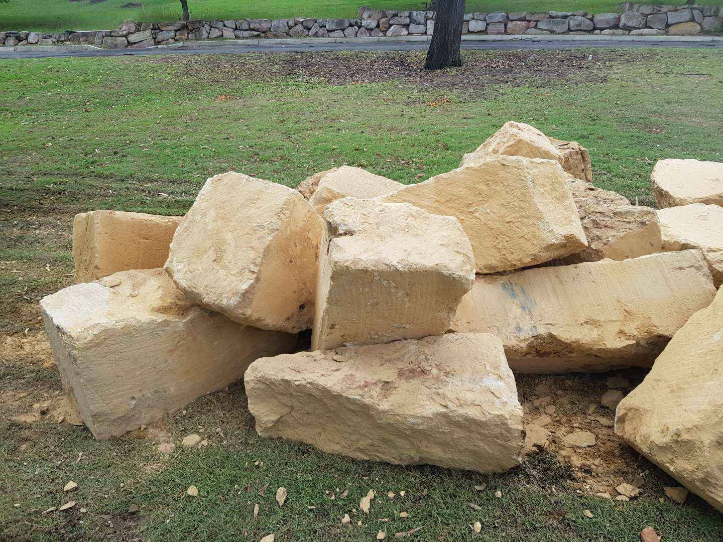 Yangan hammered random sandstone boulders 400-500mm for gardens